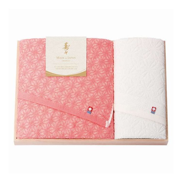 いまばりの匠が織り成す、紅白の木箱入り今治タオルタオルの柄の麻の葉模様は伝統的な和柄の一種です。古くから麻はすくすくと真っ直ぐに成長し、丈夫であまり手間をかけなくても大きく育つことから「健やかな成長を願う」縁起の良い柄です。日本では昔からおめでたい時には赤飯を食べ、白餅を振舞い、紅白の二色を合わせると「人の一生」を表すと言われ、非常にめでたい色とされています。日本製【セット内容】-サイズ：バスタオル:60×110cm、フェイスタオル:34×75cm重量/容量：-箱サイズ：26×38×4.4cm材質：綿100%【代引きについて】こちらの商品は、代引きでの出荷は受け付けておりません。【送料について】北海道、沖縄、離島は送料を頂きます。