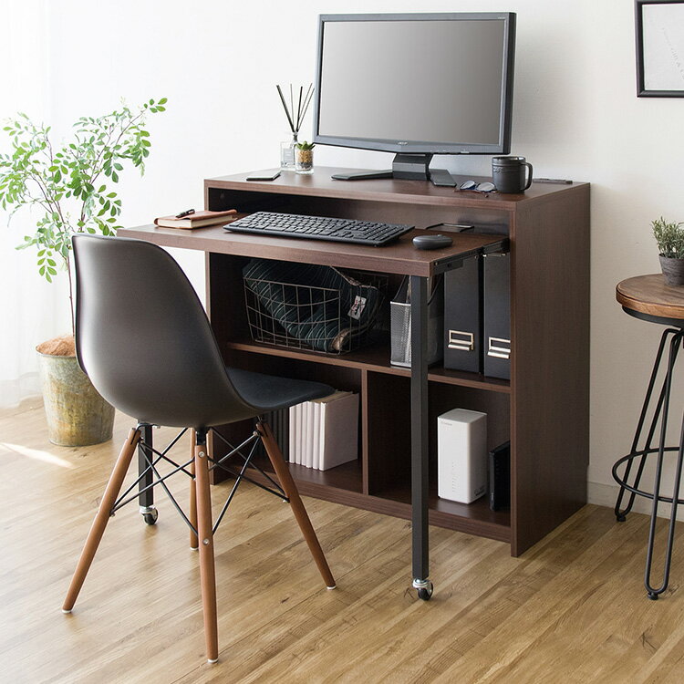 【特長】幅90cmのコンセント付きの天板とキーボードやノートが置いて出し入れできるスライダー、雑誌やファイルも入る足元収納が付いた便利なパソコンデスク『Lariado（ラリアード）』。スライダーはA4の本やノートも置ける広々サイズでノートパ...