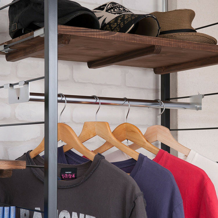 ヴィンテージな風合いの棚板を使用した『Radi』ラディシリーズ用追加ハンガー。突っ張り式で高い位置まで棚板をセットできるタワー型。棚板を10cm間隔で好みの位置に自由にセットできる楽しい家具。ディスプレイ空間とハンガーラックで見せるワードロ...