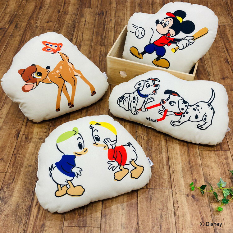 ■商品サイズ幅40×奥行36×高さ13cm■重量270g■生産国中国■特徴1963年に三郷陶器様で発売された懐かし柄の復刻版インテリアシリーズキャンバス風のしっかりした厚手生地ポリエステル綿がたっぷり入ったふわふわ感触両手でしっかり抱えられる約36x40cmサイズ正規ライセンス商品ですお部屋のアクセントに、プレゼントにも【特長】キャラクター、キャラ、ミッキーマウス、ドラえもん、ハミングミント、ポケモン、ピカチュウ、マイメロディ、アリエル、キティ、ミッキー、ミニー、プーさん、リラックマ、プリキュア、おしりたんてい、仮面ライダーゼロワン、仮面ライダーセイバー、キラメイジャー、すみっコぐらし、トイストーリー、仮面ライダー、ウルトラマン、トロピカルージュ、プリキュア、しまじろう、マイメロ&クロミ、くまのプーさん、パウ・パトロール【代引きについて】こちらの商品は、代引きでの出荷は受け付けておりません。【送料について】北海道、沖縄、離島は送料を頂きます。ディズニー 復刻シリーズダイカットクッションひざ掛け
