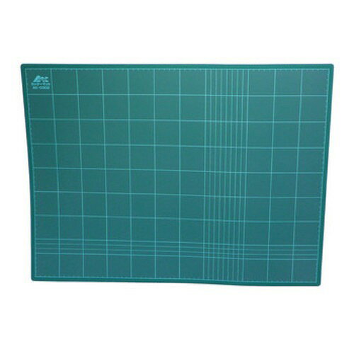 【商品詳細】丈夫な3mm厚。カッテイング作業に便利。卓上作業に最適な大判サイズ。サイズ：A2サイズ厚み：3mm本体：軟質PVC／硬質PVC中国製【送料について】北海道、沖縄、離島は送料を頂きます。