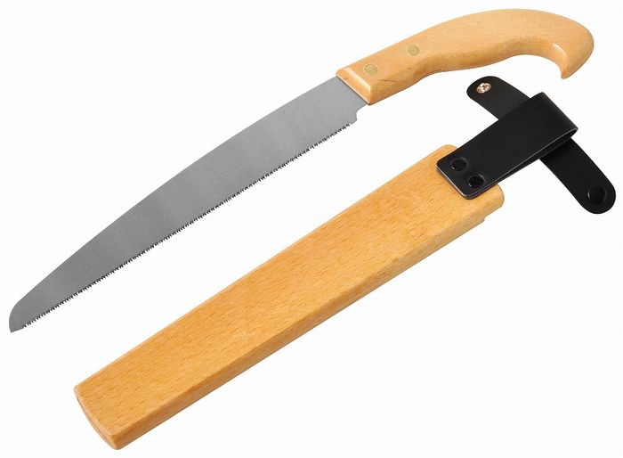 【商品詳細】刃先衝撃焼入れが優れた耐久性と切れ味を実現。用途：竹、一般木材、ベニア、精密切断等サイズ：240mm刃先衝撃焼入れクリアー塗装仕上げ使用方法：最初に切り口を作る際に、刃元の方で軽く挽いてください。切り口はが出来たら、柄が下向きになる感じで刃の長さいっぱいに挽い使用してください。押すときは力を抜いて、軽く押すようにしてください。使用上の注意/使用前：柄および鋸身に割れや亀裂がある場合は使用しないでください。柄及び鋸身にガタツキがある場合、固定してからご使用ください。　使用中：曲線切り等の無理な切り込みは危険です。絶対にしないでください。　使用後：刃の間の切り屑を取り除いて、汚れや水気を拭きとり、刃の表裏にミシン油等を塗布してください。刃部：SK-5日本製【送料について】北海道、沖縄、離島は送料を頂きます。