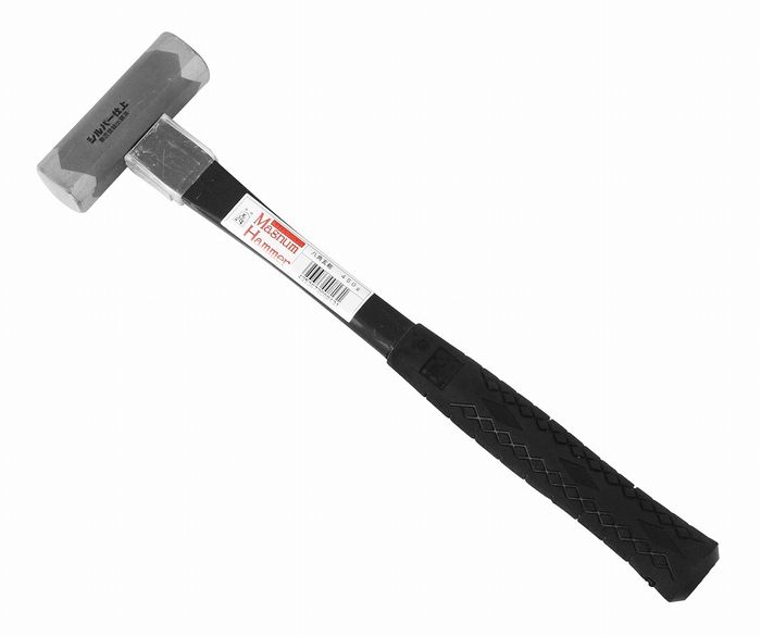 【商品詳細】木柄の3倍の強度があるグラスファイバー製の木柄を使用し、使いこなすほど良さが分かるヒューマン設計のハンマーです。アルミ特殊クサビとエポキシ特殊接着により、引板強度約1．5トン。グリップ左右に寸S、センチmの目盛が刻んであり測定できます。グラスファイバー柄を保護するプロテクター付です。意匠登録出願済用途：釘打ちサイズ：450g全長：330mm頭長：96mm質量：714g口径：26×30mm柄：グラスファイバー仕上：シルバー仕上日本製【送料について】北海道、沖縄、離島は送料を頂きます。