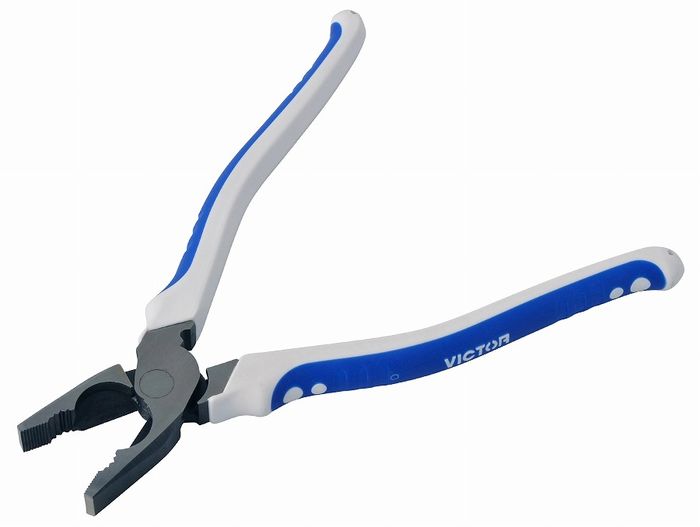【商品詳細】理想的な刃角度でシャープな切れ味。職人から生まれた究極のプロ用工具。偏心機構採用による軽い切れ味。通常商品より軽量化をはかり、携帯性と作業性をアップ。発泡性エラストマ（エアークッション）使用で手への疲れが今までの半分。※生産1ヶ月以内の樹脂使用。グリップが柔らかいので手に吸付くようなフィット感が得られます。人間工学に基づいたグリップ形状で握りやすい。耐薬品性に優れている。（当社比）従来商品に対し耐電性に優れている。（当社比）焼却や加熱時にダイオキシンが発生しないので環境に優しい。独自開発の刃形状ですので、切れ味、耐久性に優れています。用途：軟鉄線、銅線、VA線などの切断作業・厚みの薄い物を掴む作業・軽天、空調工事等サイズ：225mm　全長：230mm　製品重量：340g耐電性能硬度（刃部）：HRC58〜61切断能力/鉄線：直径3.6mm　銅線：直径4.6mm　硬鋼線：0.3mm　ピアノ線：直径0.3mm　VA線：1.6×2芯、3芯・2.0×2芯、3芯圧着能力：1.25〜3.5薬品適応：シンナー◎・ガソリン○・オイル△・アセトン○　※長時間つけたままは、さけてください。簡易圧着付・強力刃形状・切断面セミフラッシュ発泡性エラストマグリップ仕様注意：この商品は、絶縁工具ではありませんので、活線は切らないでください。S58C-60M日本製【送料について】北海道、沖縄、離島は送料を頂きます。