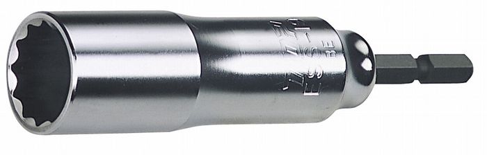 【商品詳細】六角シャンク部とソケット部の連結は圧入式で、ねじれや折れに強いです（18V対応）。軽量化と衝撃を吸収するTOPオリジナル流線形状（外形）です。六角シャンク部は6.35mmでインパクトドライバーに素早く装着して使用できます。ソケット部は素早くボルトに入る作業性重視の12角サーフェイスタイプです。ダブルナットの早回しやナットの落下防止に配慮したディープソケットです。ソケット部の奥行寸法は62mmと建築用ボルトに対応したスタンダードタイプです。厳選した材料を使用して、オール国産の安全・安心を提供する日本製です。用途：建築用金具・型枠金物等の組立、解体作業対辺寸法（mm）：17全長：105mm重量：110g保証トルク（N・m）：75六角シャンク部：6.35mmソケット部の奥行寸法：62mm12角サーフェイス（角丸）・シャンク圧入・ディープ（深穴）ソケット・18V対応注意：保証トルク（75N・m）以内で正しく安全にご使用下さい。過大な荷重を掛けますと六角シャンク部が破損する恐れがあります。ボルト・ナットに対して斜め掛けや浅掛けの使用は破損の原因となります。電動ドリルはクラッチ付き、又は、インパクト付きをご使用下さい。工具の使用目的以外には使用しないで下さい。SCM435日本製【送料について】北海道、沖縄、離島は送料を頂きます。