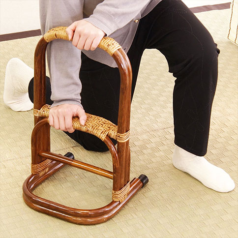 ラタン つかまり立ち HR ブラウン 茶色 家具 籐家具 ステッキ つかまり 立ち上がり 補助 介護 籐 ラタン 和室 玄関 寝室 アジアン エスニック アンティーク シンプル 介護補助(代引不可)【送料無料】