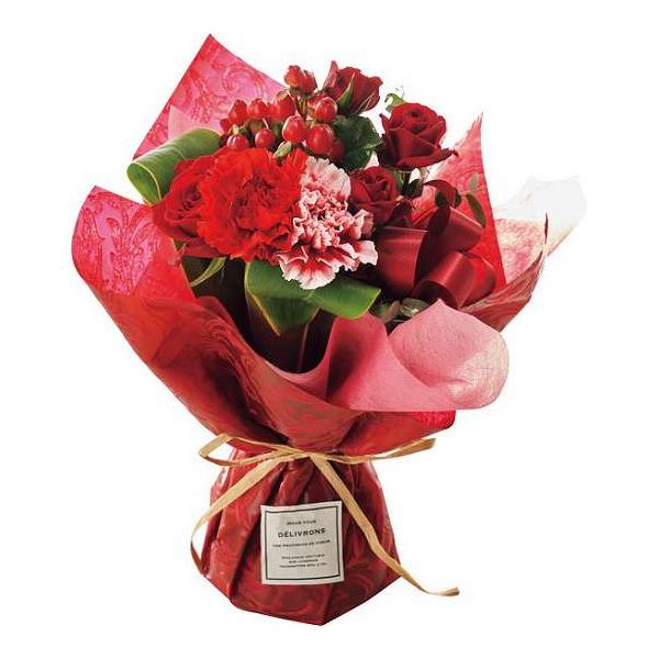 ●バラ1、スプレーバラ1、カーネーション2、ヒペリカム1、ドラセナ、ユーカリ●お手入れのしおり付※一部つぼみの状態でお届けします。ラッピングを取らずにそのまま飾ることができる、手軽で便利なスタンディングブーケです。●現品(長さ)約23cm【代引きについて】こちらの商品は、代引きでの出荷は受け付けておりません。【送料について】北海道、沖縄、離島は送料を頂きます。