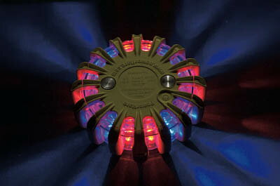 【商品詳細】●厳しい気温、環境での使用が可能です。●最大150時間長持ちします。●LEDを採用しています。●車の故障や事故など、安全に緊急の際にドライバーに作業を知らせる時に。●カラーコーンの中に入れてカラーコーンを夜間でも目立たせたい時に。●色:赤・青●高さ(mm):40●径(mm):105●LED個数:16●本体色：黄●ウォータープルーフ●CE取得●ミルスペック　MIL-STD810準拠（耐衝撃、耐振動、耐水性）●強化ポリカーボネート●リチウム電池(CR123A)×1本【送料について】北海道、沖縄、離島は送料を頂きます。
