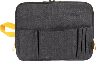 【商品詳細】●耐久性のあるデニム生地を使ったタブレット端末用のケースです。●10．1型までのタブレット端末対応です。●全面ポケットに充電器・メモリやスマホなどを収納できます。●書類や資料を入れてインナーバッグとしても使用可能です。●クッショ...