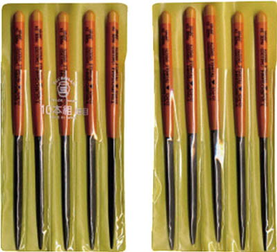 【メーカー型番】SA010-03【JANコード】4518007410235【ブランド】ツボサン【特徴】●目立てが鋭く、耐久性に優れています。全面に刃が刻まれています。【用途】●鉄をはじめ、あらゆる金属の加工にご使用下さい【仕様】●タイプ:10本組細目●全長(mm):185●刃長(mm):85●粒度:03(細目)　1cm当たり32cutの目が刻まれています。●全長×刃長(mm):185×85●質量(g):100●粒度:01(荒目)、02(中目)、03(細目)●形状　三角●刃幅(mm)　6.0【材質／仕上】●炭素工具鋼(SK-2)【セット内容／付属品】【注意】●組ヤスリの5本組〜12本組は全長を表します。5本組=215mm　8本組=200mm　10本組=185mm　12本組=170mm●目詰まりした場合はブラシ等で取り除いてお使いください。●沖縄・離島　運賃別途【原産国】日本【送料について】北海道、沖縄、離島は送料を頂きます。