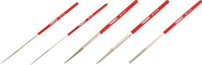 【メーカー型番】GK-12-SET【JANコード】4989999145892【ブランド】TRUSCO 　【特徴】●超硬合金、焼き入れ鋼、セラミックス、ガラス、強化プラスチックなどの硬質材の研削加工に最適です。●ダイヤモンド砥粒の切れ味が最後まで持続します。●台金に弾力があり被削材にフィットします。●独自に開発した電着技術で安定した状態でヤスリ台金に強固に保持されているため、最初の鋭い切れ味を最後まで保持します。【用途】●バリ取り荒切削・剛性のある加工物に最適。●各種金型の仕上げ・修正・R取り・各種刃物の研削・ガラス・セラミックス・あらゆる硬質材料の研削。【仕様】●タイプ:セット●全長(mm):-●刃長(mm):-●柄の形状:-●セット内容:GK-12-HI、GK-12-HA、GK-12-M、GK-12-K、GK-12-S●質量(g):49.7●鉄工用タイプ（#140）【材質／仕上】【セット内容／付属品】【注意】●8本組・10本組というのはヤスリの大きさを表す通称であって、5本入り、8本入り、10本入り、12本入りという意味ではありません。【原産国】日本【送料について】北海道、沖縄、離島は送料を頂きます。