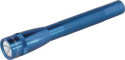 【メーカー型番】SP2P117【JANコード】0038739550459【ブランド】MAGLITE【特徴】●フラッシュライトより高出力のLEDを搭載しています。●ヘッド部を回転させて照射光の焦点しぼりこみ調節ができます。●点灯・消灯は、ヘッド部回転式●グリップ部は、滑り止め加工●照射部は、スポット、ワイドの焦点調整が可能取り外しが可能●電源:テスト用単三電池2本●最大点灯時間:2時間30分●付属品： ストラップ【用途】【仕様】●外径(mm):25.4●全長(mm):167.8●色:青●照射距離(m):140●質量(g):118●全光束(lm):226●最大点灯時間:2時間30分●電源:単3形乾電池（2個）付属●最大点灯時間:2時間30分●単3電池2本(付属)【材質／仕上】●本体: アルミ合金【セット内容／付属品】●ストラップ【注意】●電球交換できません。●LEDは決して直視しないでください。【原産国】アメリカ【送料について】北海道、沖縄、離島は送料を頂きます。