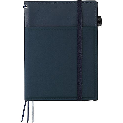 コクヨ カバーノートシステミックリングA5コン ノ-V685B-DBJANコード：490148030858617.5cm×23.2cm【寸法】 175×232×13mm【ノートサイズ】 3号(A5) 【ノート中紙寸法(タテ・ヨコ)】 210×148mm【外寸法(カバー寸法)】 232×175mm 【罫内容】 中横罫(エッジタイトル罫入り) 【行数】 28行 【枚数】 50枚○ノートやスケジュール帳などの2冊収容に最適○ ・従来のカバーに比べノートの表紙を固定する内ポケットが深く設計してあるので 表紙片側だけで、しっかりノートを固定。2冊のノートがきっちり収容できます。 本製品(システミック)には、中にノートが1冊セットされています。 【送料について】北海道、沖縄、離島は送料を頂きます。