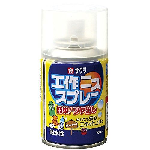 サクラ 工作ニススプレー 100ML KVS100JANコード：4901881145353●乾いた後は耐水性になり、水に濡れても白く濁りません。●2〜3回の吹き付けで、きれいな透明感のあるツヤを持つ作品に仕上がります。●有害なベンゼン、トルエン、キシレン、ホルムアルテヒドを含まず、安全性の高いニスです。●紙粘土・木工・一般工作用として幅広くご使用頂けます。●入数：1個●本体サイズ(mm)：φ52×105 ●本体重量(g)：126 ●パッケージ重量(g)：26 ●材質：缶：スチール、ボタン：PE、キャップ：PP【送料について】北海道、沖縄、離島は送料を頂きます。