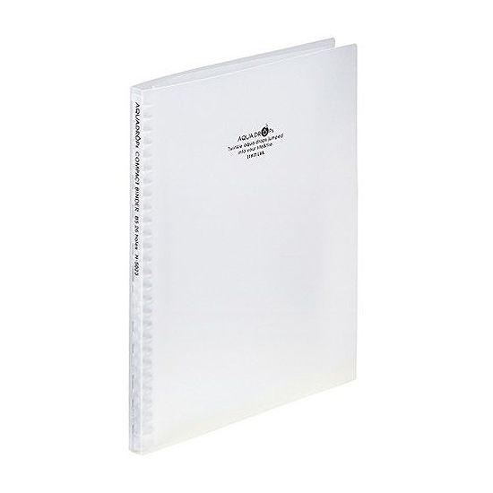 リヒト コンパクトバインダー 乳白 N-5023-1 1冊JANコード：4903419329648表紙が360°折り返せるので省スペースで使いやすい。片手で持って筆記可能。先端部がしっかりかみ合うリングなので、バインダーを落としてもリーフがバラケにくい。とじ具下部のボタンを押すとリングが開き、閉じるときはリングをつまむだけ。プリント等の保管ができるクリヤーポケット1枚付き。『コンパクトバインダー』は、表紙を360°折り返して使えるので狭いスペースでも机上が広く使え、電車の中でも立ったまま筆記ができるバインダーです。バインダーの利用が多い学生は、教科書や辞書、参考書、筆箱などの勉強道具が多く、学校や塾や図書館などの限られた机上スペースでは省スペースになる『コンパクトバインダー』が便利です。 『コンパクトバインダー』は、とじ具下部のボタンを押すとリングが開き、閉じるときはリングをつまむだけの簡単操作。しっかりかみ合うリングなのでバインダーを落としてもリーフがバラけにくい構造です。 また、クリヤーポケットが1枚付属しているので、学校で配られたプリントや付箋、見出しシールが一緒に保管できます。【商品特徴】 360°折り返せるバインダー【規格】 B5 26穴【サイズ】210×267×16mm【ポケット】 クリヤーポケット1枚付(インデックスシールは付属していません)【金具】 とじ具下部を押すとワンプッシュでリングが開く【最大収納枚数】 リーフ40枚(リーフは付属していません)【材質】表紙／ポリプロピレン（生地厚0．75mm）、ポケット／ポリプロピレン（生地厚0．06mm）【商品特徴】 360°折り返せるバインダー【規格】 B5 26穴【サイズ】210×267×16mm【ポケット】 クリヤーポケット1枚付(インデックスシールは付属していません)【金具】 とじ具下部を押すとワンプッシュでリングが開く【送料について】北海道、沖縄、離島は送料を頂きます。