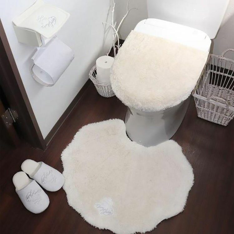 【商品説明】 おとな可愛いトイレタリー4点セットです。 トイレマット、スリッパ、ペーパーホルダー、フタカバーがセットになっています。 程よいふわっと感が心地よく、さらに水分をスッと素早く吸水します。 【商品情報】 ■サイズ トイレマット:約 縦55×横65(cm) スリッパ・適応サイズ:約 24(cm) ■材質 トイレマット:パイル部・ポリエステル100% スリッパ、ペーパーホルダー:表生地・ポリエステル100% フタカバー:パイル部・ポリエステル100%、吸着シート:ポリウレタン ■生産国 中国 ■セット内容 4点セット セット内容:トイレマット1枚、スリッパ1足、ペーパーホルダー1枚、フタカバー1枚 ■備考 洗濯:洗濯機使用可能(ドラム式不可) ※洗濯機での丸洗いは必ず洗濯ネットを使用して下さい。 ※洗濯表示をご確認のうえ、お手入れしてください。【代引きについて】こちらの商品は、代引きでの出荷は受け付けておりません。【送料について】北海道、沖縄、離島は送料を頂きます。