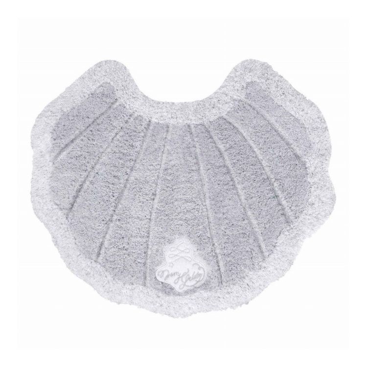 【商品説明】 淡いカラーと女性らしいデザインマットを中心とした、ファブリックシリーズです。 上品な可愛らしさが魅力的な貝殻型です。 銀糸で施された刺しゅうがポイントです。吸水力に優れた糸を使用しています。 さらっとした肌触り、程よいふわっと感が心地よく、さらに水分をスッと素早く吸水します。 細めの繊維で密度があるため、足を乗せた際にしっかりとした感触を伝えてくれます。 毛足の雰囲気が上品さを醸しだし、インテリアとしても取り入れたいマットです。 吸水力バツグンのためバスマットとしてもお使い頂けます。 マットの裏面には滑り止め加工を施しています。 丸洗い出来るのでいつでも清潔にお使い頂けます。 【商品情報】 ■サイズ 約 横65×縦55(cm) ■材質 ポリエステル100% ■生産国 中国 ■セット内容 1枚 ■備考 洗濯:洗濯機使用可能(ドラム式不可) 滑り止め:加工あり ※洗濯機での丸洗いは必ず洗濯ネットを使用して下さい ※洗濯表示をご確認の上お手入れして下さい【代引きについて】こちらの商品は、代引きでの出荷は受け付けておりません。【送料について】北海道、沖縄、離島は送料を頂きます。