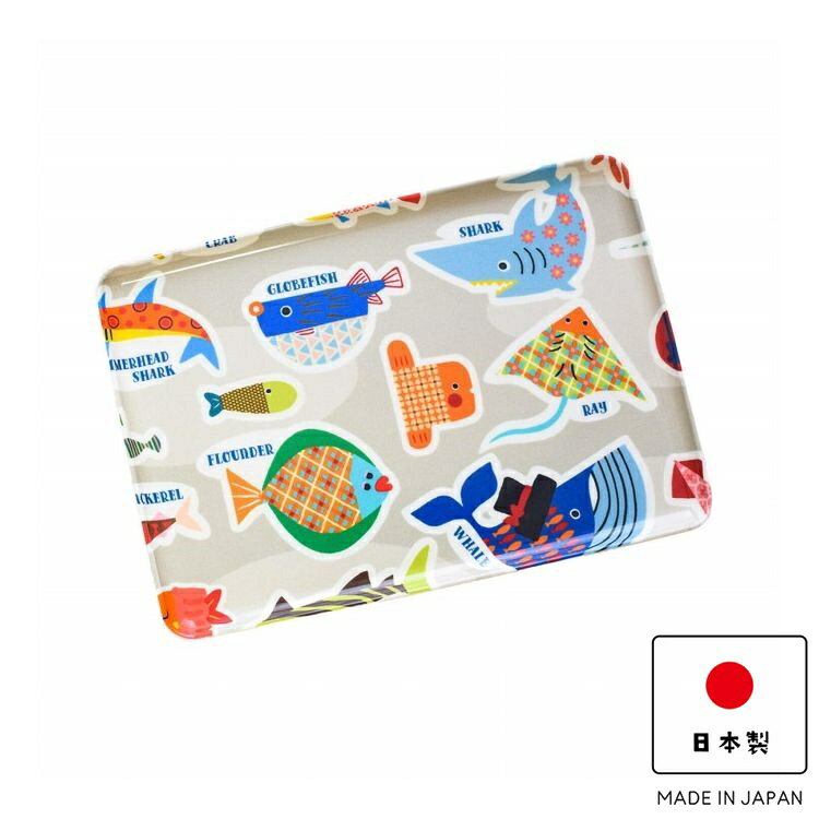 【商品説明】かわいいイラストの布貼り加工が施されたトレイです。食事の配膳や、ランチョンマットとしても便利です。食べこぼしで汚れても水洗い可能だからお手入れが簡単です。小物やアクセサリートレイとしても使用できます。複数枚揃えて使用してもスタッキング可能ですっきり収納できます。安心の日本製です。【商品情報】■サイズ約 幅30×奥行21×高さ1.3（cm）　重量：約 320g■材質不飽和ポリエステル樹脂■生産国日本■セット内容1枚■注意事項※柄の出方は各々異なります■備考食器洗い乾燥機：使用不可　電子レンジ：使用不可【代引きについて】こちらの商品は、代引きでの出荷は受け付けておりません。【送料について】北海道、沖縄、離島は送料を頂きます。RiCONIC コースターホワイトグリーンブルーグレーRiCONIC オーバルトレイホワイトグリーンブルーグレーRiCONIC 21cm トレイホワイトグリーンブルーグレーRiCONIC 24cm トレイホワイトグリーンブルーグレーRiCONIC 30cm トレイホワイトグリーンブルーグレーRiCONIC 39cm トレイホワイトグリーンブルーグレー