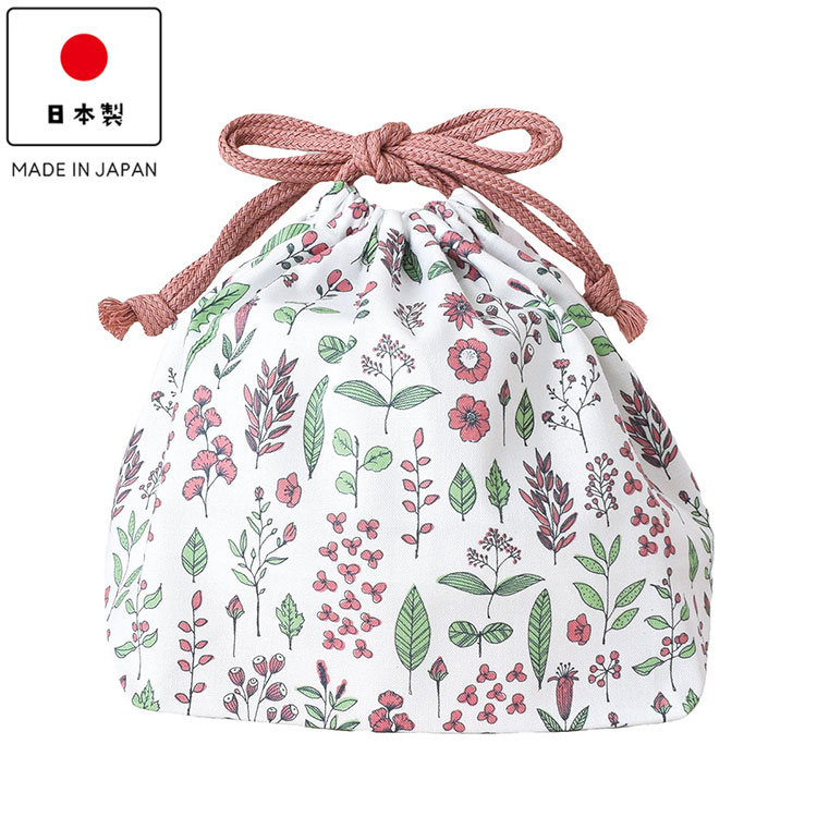【商品説明】少し大人な花柄の「Hill&Fields（ヒル＆フィールズ）」シリーズのランチ巾着です。植物モチーフの線画風のイラストと甘くないカラーリングが魅力で、ランチタイムに華やかにしてくれます。同シリーズのお弁当箱と箸箱がぴったり入って持ち運びに便利です。ちょっとした小物入れとしてのご使用もおすすめです。安心の日本製です。【商品情報】■サイズ約 幅25×高さ18（cm）　マチ：10cm■材質綿100%■生産国日本■セット内容1個【代引きについて】こちらの商品は、代引きでの出荷は受け付けておりません。【送料について】北海道、沖縄、離島は送料を頂きます。Hill＆Fieldsおにぎり袋/ピンクおにぎり袋/イエローランチ巾着/ピンクランチ巾着/イエロー箸・ケースわっぱおにぎりケース//ピンクわっぱおにぎりケース/イエローわっぱランチボックス/500ml/ピンクわっぱランチボックス/500ml/iero-/