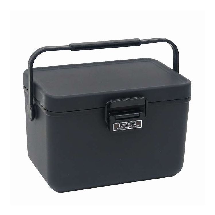 【商品説明】350ml缶が6本入る3.8Lのクーラーボックスです。マットな質感と無骨なブラックがUKヴィンテージを彷彿とさせるデザインです。保温・保冷どちらもOKです。【商品情報】■サイズ約幅28.8×奥行19.8×高さ18.1（cm）重量：約900g■材質ポリプロピレン、ポリウレタン■容量約3.8L■生産国中国製■セット内容1個【代引きについて】こちらの商品は、代引きでの出荷は受け付けておりません。【送料について】北海道、沖縄、離島は送料を頂きます。