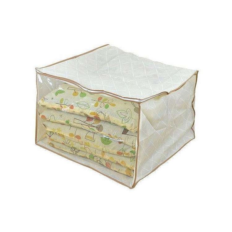 【商品説明】両開きファスナーで上フタを開けられる、出し入れしやすい座布団収納袋です。 素材は軽量で通気性が良い不織布です。 防虫・防カビ・防ダニ加工です。 中身を確認できる透明窓付きです。【商品情報】■サイズ約 幅60×奥行56×高さ40（cm）■生産国中国製■セット内容1個■備考成分：ピレスロイド系防虫剤、防カビ剤 ※防虫効果の持続期間は開封後約6ヶ月です。【代引きについて】こちらの商品は、代引きでの出荷は受け付けておりません。【送料について】北海道、沖縄、離島は送料を頂きます。