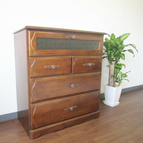 【コメント】ヨーロピアンアンティーク調のエレガントなチェストです。装飾ガラスとアンティーク調のハンドルがさらに高級感を引き立てます。ラバーウッド無垢材を使用することで高級家具をお手ごろな価格に！ベルクシリーズのチェスト大引出は衣類等の収納も...