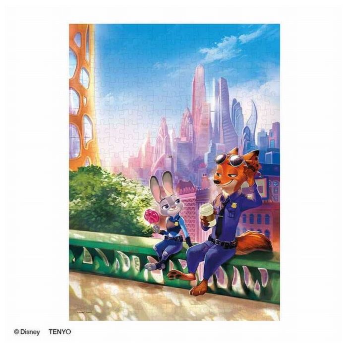 ジュディとニックは最高のバディ。大都会ズートピアの平和を守るため日々奮闘しています！目まぐるしい日常の合間にちょっとだけブレイクタイム。【商品仕様】対象年齢：6歳〜主な材質：紙、PEパッケージ形状：箱重量(パッケージ含む)：330gピース数：300完成サイズ：30.5×43cm生産国：日本パッケージサイズ：幅259×高52×奥185mmキャラクター：ディズニー【権利表記】(C)Disney【送料について】北海道、沖縄、離島は送料を頂きます。