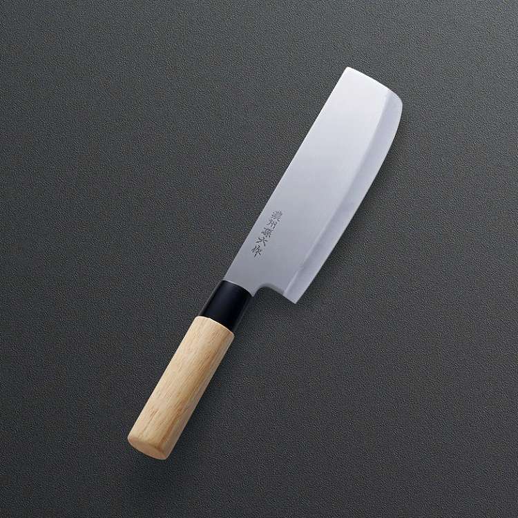 【商品詳細】日本でも有数の刃物の町、岐阜県関市で造られた包丁です。柄には持った時に温かみがあり、手に馴染みやすい天然木を使用しました。材質:ステンレス刃物鋼、柄:天然木生産国:日本【代引きについて】こちらの商品は、代引きでの出荷は受け付けておりません。【送料について】北海道、沖縄、離島は送料を頂きます。