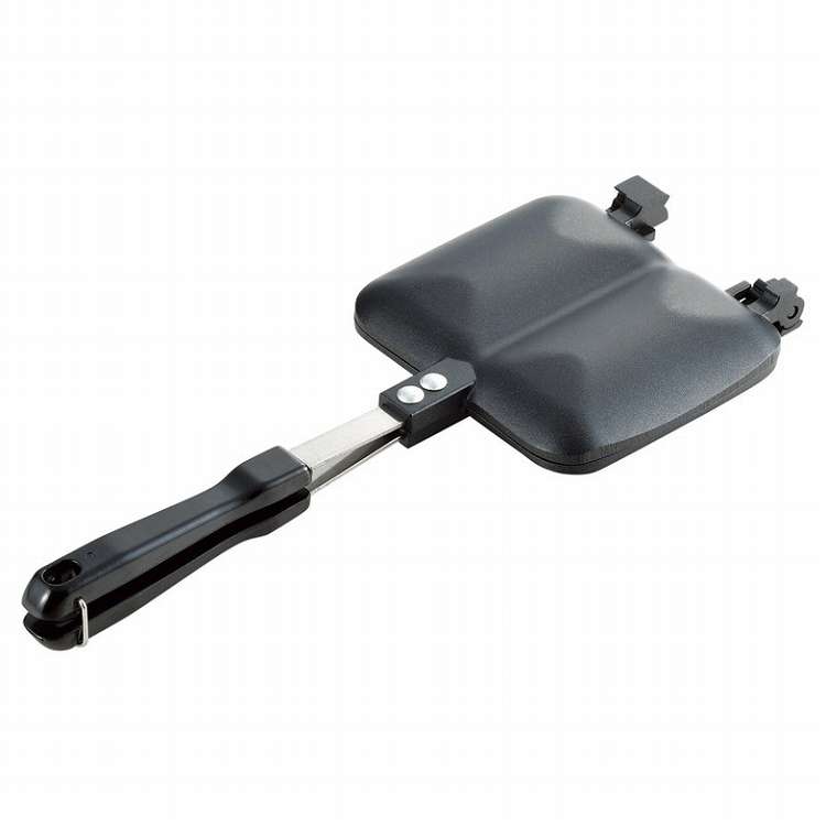 【商品詳細】いつものトーストに飽きたら、ホットサンドを作ってみませんか?真ん中に仕切りが入っていて簡単に2等分できるダブルタイプ。左右に別々の具材を入れれば一度に2種類のホットサンドが楽しめます。本体はフッ素樹脂加工なのでお手入れも簡単です。材質:アルミニウム合金、フッ素樹脂加工生産国:中国【代引きについて】こちらの商品は、代引きでの出荷は受け付けておりません。【送料について】北海道、沖縄、離島は送料を頂きます。