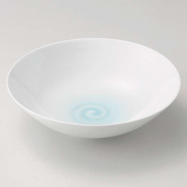【商品詳細】凜とした薄青磁の濃淡は和膳の器に似合う以上に食卓にも落ち着きを与えます。素朴な青白磁の美を生かしながら本格的な手ロクロによる造形美を醸し出した轆轤師山口隆の傑作です。材質:陶磁器生産国:日本【代引きについて】こちらの商品は、代引きでの出荷は受け付けておりません。【送料について】北海道、沖縄、離島は送料を頂きます。