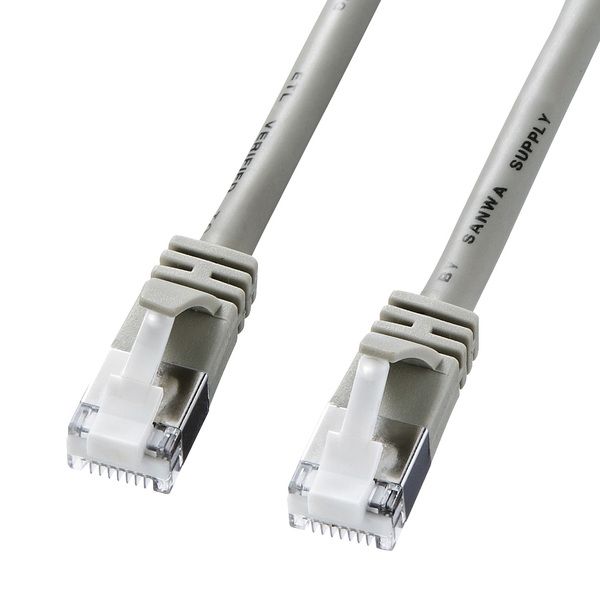 【商品詳細】ノイズに強いシールドタイプ、ツメの折れないコネクタ採用のCAT5eSTPLANケーブル●曲げても折れないナイロン製ツメと弾力性に優れたPVC製ツメ折れ防止カバー、性能が見える透明構造ポリカーボネートコネクタで、信頼の三重構造です。●伝送速度1000Mbps(1Gbps)のギガビットイーサネットに対応したエンハンスドカテゴリ5適合のLANケーブルです。●ツイストペアケーブルをさらにシールドでカバーした、ノイズに強いケーブルです。●より線仕様なので、柔らかく取り回ししやすくなっています。■ケーブル長：0.5m■ケーブル色：ライトグレー■コネクタ形状：RJ-45つめ折れ防止シールドコネクタ■ケーブル構造：より線仕様、ストレート全結線■ケーブル直径：5.5mm■対応伝送帯域：エンハンスドカテゴリ5(1000BASE-T)、カテゴリ5(100BASE-TX)、カテゴリ3(10BASE-T)適合■対応環境（機器）：ADSLモデム、CATVモデム、FTTH、デジタルテレビ、ハードディスクレコーダ(RJ-45ポートを持つ機種)、INS64対応(30m以下)対応【代引きについて】こちらの商品は、代引きでの出荷は受け付けておりません。【送料について】北海道、沖縄、離島は送料を頂きます。
