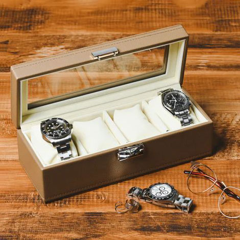【商品説明】お気に入りの腕時計を、美しく保管。高級感のあるデザインなのでインテリアとしてもおすすめです。サイズ:横26.5cm・奥行11cm・高9cm 素材:外装:PUレザー・ガラス 内装:ベルベット 機能:4本収納【送料について】北海道、沖縄、離島は送料を頂きます。