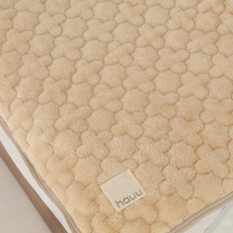 ■商品サイズ100×200cm■素材表生地：ポリエステル100％裏生地：ポリエステル100%詰めもの：上層　レーヨン80％　ポリエステル20％下層　ポリエステル100％■重量約1.1kg■生産国中国■特徴【ブランドコンセプト】なごやかに癒される、おうち時間のそばに。思わず包まりたくなるような、やわらかな素材。いつものお部屋の雰囲気がぐっと和らぐやさしい色合い。nishikawaの安心・安全な品質でつくる、おうちでの時間をおだやかな気持ちで楽しむための寝具ブランドです。【商品説明】・生活者の声をもとに商品開発を行った敷きパッドです。・ふわふわの毛足となっており心地よいです。・中綿に吸湿発熱素材を用いることで、身体から発散される汗などの水分を吸収・発熱してくれるので、快適でポカポカな暖かさを感じていただくことができます。・キルティングは雲型キルトとなっており様々な模様を表現できるため、お部屋のインテリアとしても楽しめます。・色んな方がお手に取りやすい無地でシンプルなデザインに仕上げております。・四隅にゴムバンドがついており取り外しも簡単！・ご家庭の洗濯機で洗うことができます。【送料について】北海道、沖縄、離島は送料を頂きます。hauu もちもち敷きパッドシングル 100×200cm セミダブル 120×200cm ダブル 140×200cm 吸湿発熱タイプ シングル 100×200cm 吸湿発熱タイプ セミダブル 120×200cm 吸湿発熱タイプ ダブル 140×200cm