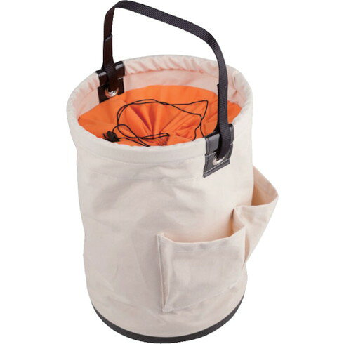 【商品スペック】特長●コードストッパー付きのカバー付きで荷物が飛び出ません。●底面はプラスチックで補強されています。●本体とストラップのつなぎ目はスチール製のリングで補強されています。●使用しないときは小さく収納できます。●引き裂きに強い素材です。用途仕様●色：白●幅(mm)：300●奥行(mm)：300●高さ(mm)：400●ポケット数(個)：4仕様2●容量(L)：25材質／仕上●キャンバスセット内容／付属品注意【代引きについて】こちらの商品は、代引きでの出荷は受け付けておりません。【送料について】北海道、沖縄、離島は送料を頂きます。