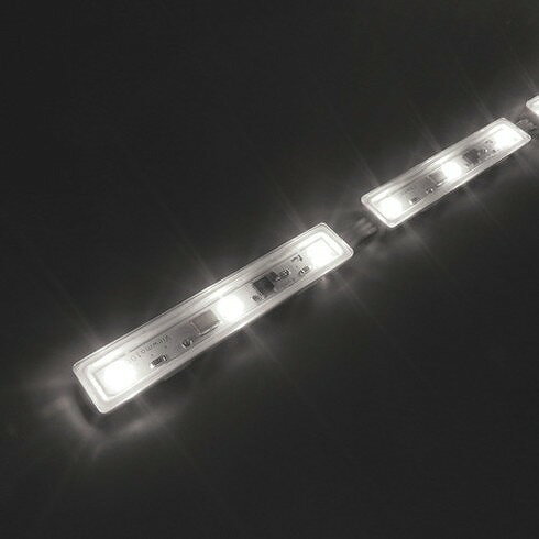 【商品スペック】特長●AC100V仕様のモジュールタイプLEDライトです。（但しコンセントプラグは付属しておりません）●日亜化学製LEDを使用しており、品質安定性が高い製品です。●日本で製造を行っています。用途●間接照明、棚下照明、ライン照明に。仕様●明るさ(lm)：720●光源色：5000K●長さ(mm)：1000●カラー：5000K●色温度(K)：5000●電源(V)：100●消費電力(W)：8.0仕様2●屋内専用●LEDピッチ：33mm●球数：30球●ケース色：白●電線色：白材質/仕上●本体：ASAセット内容/付属品注意●入力電圧範囲で使用してください。●水に濡らさないでください。【代引きについて】こちらの商品は、代引きでの出荷は受け付けておりません。【送料について】北海道、沖縄、離島は別途送料を頂きます。