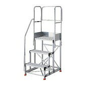 【商品スペック】特長●作業用踏台と階段片手すり天場三方付きのセットになります。●本体のみアルマイト仕上げです。（TSFC、TSFGRは支柱のみ）●手すり高さは900mmと1245mm兼用タイプでどちらの高さも取付可能です。●手すりは左右どちらも取付可能です。用途●工場、倉庫内での作業に。仕様●最大使用質量(kg)：150●天板高さ(m)：0.75●天板寸法(mm)：600×400●設置寸法(mm)奥行：832●設置寸法(mm)間口：620●段数(段)：3●段高(mm)：250●踏面タイプ：グレーチングタイプ●踏ざん踏面幅(mm)：200●タイプ：踏台3段+階段片手すり天場三方手すり高さ900、1100mm兼用●設置寸法(mm)間口×奥行：620×832仕様2●組立式●本体アルマイト仕上●踏台本体高さ：750mm●手すり高さ：900・1100mm兼用材質/仕上●アルミ合金セット内容/付属品●踏台3段+階段片手すり天場三方手すり高さ900、1100mm兼用注意【代引きについて】こちらの商品は、代引きでの出荷は受け付けておりません。【送料について】北海道、沖縄、離島は別途送料を頂きます。