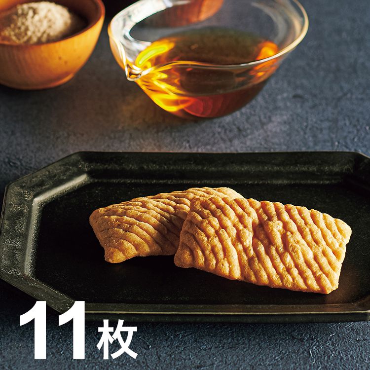 【商品詳細】瀬戸内海産の天然えびと瀬戸内で作られた海人の藻塩を使用し、丁寧に作られたこだわりのかっぱえびせんです。『海人の藻塩味』と、焼き上げた後に仕上げに掛ける油に“かどやのごま油”を使用した、えびとごま油の香ばしい香りが口いっぱいに広がる『かどやのごま油味』の2種類。水揚げされたえびを鮮度を損なわないうちに急速冷凍することで、風味・うま味がそのまま活きています。原材料一括表示:【海人の藻塩味】小麦粉（国内製造）、でん粉、えび、植物油、えびパウダー、砂糖、食塩 / 調味料（アミノ酸等：大豆を含む）、炭酸カルシウム、乳化剤【かどやのごま油味】小麦粉（国内製造）、でん粉、えび、ごま油、えびパウダー、砂糖、デキストリン、食塩、たん白加水分解物（大豆を含む）、乳糖 / 調味料（アミノ酸等）、香料、炭酸カルシウム、乳化剤、香辛料抽出物8大アレルゲン:乳成分・小麦・えび製造国:日本内容量:かどやのごま油味×6枚、海人の藻塩味×5枚保管方法:常温賞味期限:常温120日メーカー名:製造者：カルビー株式会社【代引きについて】こちらの商品は、代引きでの出荷は受け付けておりません。【送料について】北海道、沖縄、離島は送料を頂きます。