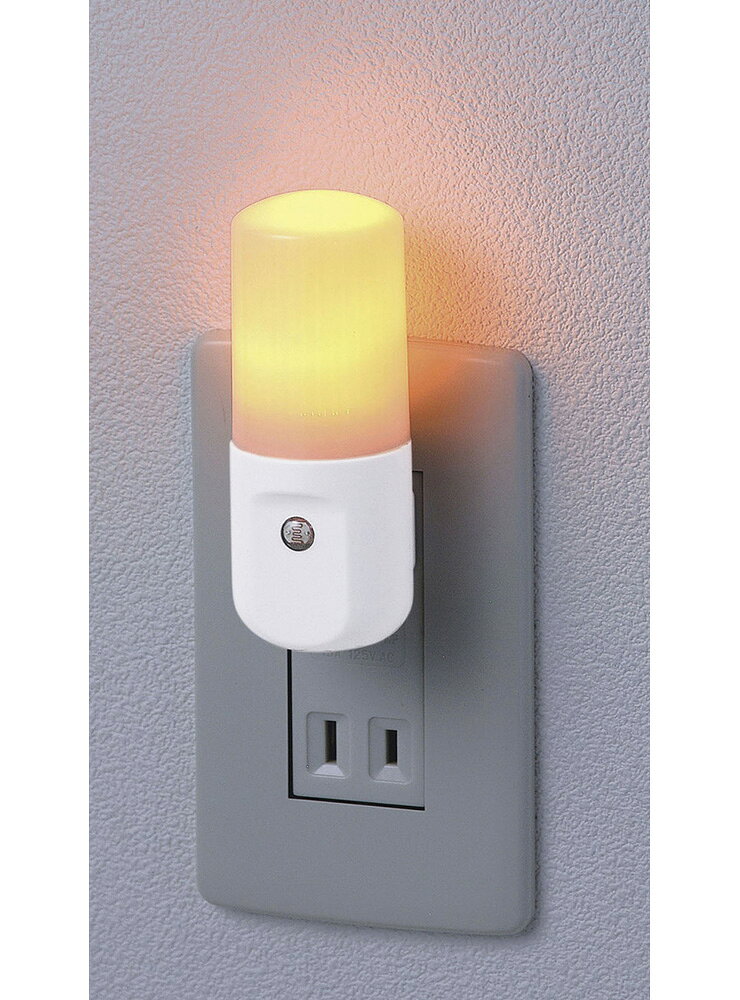 朝日電器 ELPA エルパ LEDセンサー付ライト コンセント式 明暗センサー 電球色 耐...