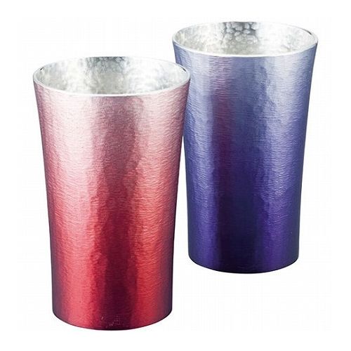 錫製タンブラー200ml2客セット【商品説明】一生使える錫製タンブラーは最適な送り物。錫に優しい色合を施しみやび感を演出しています。贈答,引き出物,お歳暮,お中元,ギフト,送りもの【商品詳細】メーカー型番…16-1-1 2P直径6.5cm高さ10cm容量約200mlタンブラー2客・錫97%製造国…日本【代引きについて】こちらの商品は、代引きでの出荷は受け付けておりません。【送料について】北海道、沖縄、離島は送料を頂きます。