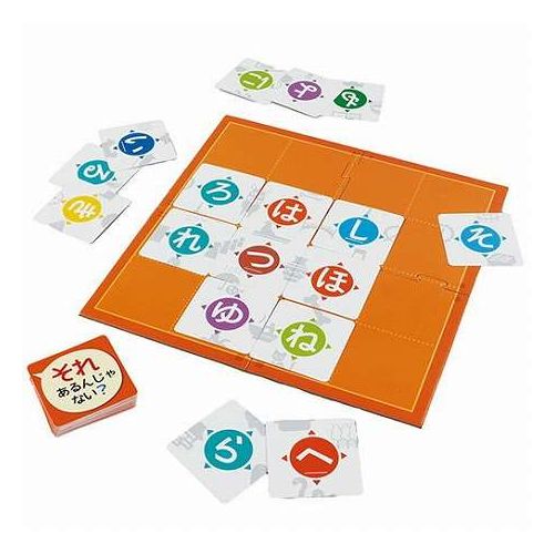 学生ゲームアイデアコンテストコラボ商品!ひらがなを使ってたのしく遊ぼう!子どもから大人まで楽しめる「ことば」をテーマにしたボードゲームです。遊び方は全部で3種類!『もじもじならべ』では、シルエットをつなげて2文字の言葉を作り手札をなくすことを目指します。『もじもじセット』では、カードをゲーム盤上に収める戦略的な遊び方が楽しめます。そして『それあるんじゃない』では、言葉作りを避けるゲームとして盛り上がります。学生ボードゲームアイデアコンテストコラボ商品です。初心者から上級者まで飽きずにプレイ可能。2〜10人で遊べるため、家族や友達と一緒に盛り上がれます。知育要素とエンターテインメント性を兼ね備えた、みんなで楽しめるゲームです。・商品サイズ : カード : 50×50mm、ボードパネル105×105mm(完成サイズ210×210mm)・セット内容 : ひらがなカード×45枚、ボードパネル×4枚・重量 : 130g・材質 : 紙・梱包形態 : 袋入り・生産国 : 中国・保証期間 : 初期不良対応【代引きについて】こちらの商品は、代引きでの出荷は受け付けておりません。【送料について】北海道、沖縄、離島は送料を頂きます。