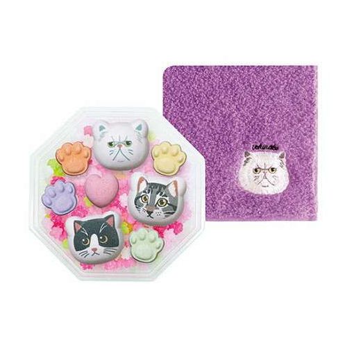 今治製でやわらかな触り心地のハンカチにはかわいいニャンコのワンポイント刺繍入り。ぜひお気に入りの「うちの子」とお過ごしください。メーカー品番:UNSS-186/5/2セット内容:オーガニックコットンハンカチ(25×25cm)(日本)・ラムネと金平糖(大ラムネ×3・小ラムネ×5・金平糖)(71g)×各1材質:ハンカチ…綿100%(オーガニックコットン使用)(今治)賞味期限:常温6ヶ月※ラムネは6種類の中からランダムで3個の柄が入ります。【代引きについて】こちらの商品は、代引きでの出荷は受け付けておりません。【送料について】北海道、沖縄、離島は送料を頂きます。