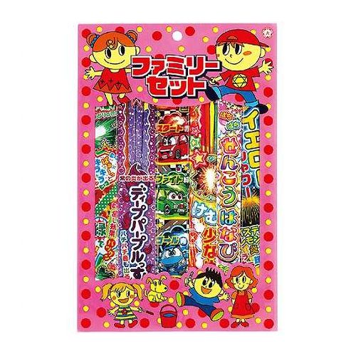家族みんなで楽しめる花火の定番セット信頼と実績のあるロングセラー商品、手持ち花火と線香花火が入ったファミリーセットです。家族やお友達と一緒に楽しめる内容で、夏の夜のお祭りやバーベキュー、イベントにもぴったり。カラフルなパッケージで気分も盛り上がります。お子さまも遊べるセットなので、夏の思い出づくりやご家族での花火遊びにおすすめです。定番の手持ち花火と線香花火がセットになった、人気商品です。セット内容:花火21本(線香花火4本、ススキ9本、スパーク8本)商品サイズ:パッケージサイズ…約215×325×10mm材質:火薬、紙梱包形態:ヘッダー付き袋入り生産国:中国保証期間:初期不良対応※商品の仕様は予告なく変更することがございます。【送料について】北海道、沖縄、離島は送料を頂きます。