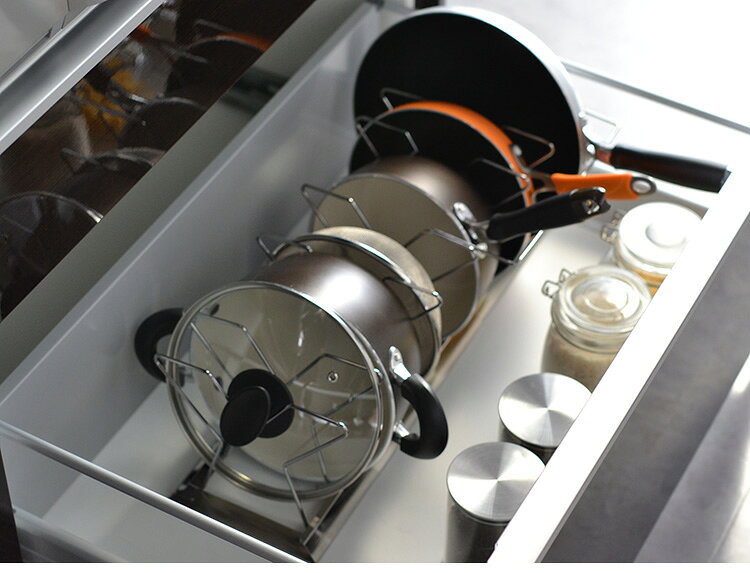 日本製 燕三条 シンク下 伸縮 フライパンスタンド 幅37.5~65cm 鍋蓋 フライパン収納 立てて収納 仕切り シンク下収納 隙間収納 すき間収納 省スペース キッチン収納(代引不可)【送料無料】