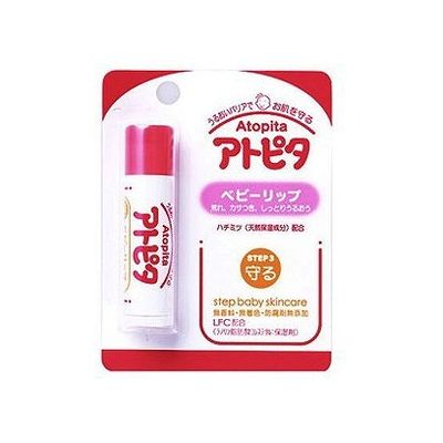 商品概要メーカー：丹平製薬商品名：アトピタベビーリップ（5g）区分：日用雑貨内容量：5g商品概要：●リップスティック●用途：唇●無香料・無着色●防腐剤無添加●天然成分「ヨモギエキス」配合●LFC(ラノリン脂肪酸コレステリル)配合●スティックタイプ●内容量：5gJANコード：4987133014417商品コード：102200652商品の説明○LFC（ラノリン脂肪酸コレステリル）を配合した、子供用リップクリームです。更に、ハチミツとスクワランを配合。○くちびるにうるおいを与え、なめらかに整えます。○ハチミツと水分をカプセル化している為、すこやかな状態を長時間保ちます。無味、無香料、無着色、防腐剤無添加。○天然成分［ヨモギエキス］がお肌を保湿します。○アレルギーテスト済です。（全ての方にアレルギーが起こらないというわけではありません）使用上の注意≪定められた使用法を守ること≫◆高温や直射日光のあたる所をさけて保管してください。◆乳幼児の手に届かないところに保管してください。◆唇にはれもの・湿疹などの異常のあるときは、ご使用にならないでください。◆使用中や使用後に、赤み・はれ・かゆみ・などの異常が現れたときは使用を中止し、皮膚科専門医や薬剤師にご相談ください。◆ミルクや食べカスなどが、リップクリームに残らないようにしてください。保存方法◆直射日光のあたる所、高温になる所に保存しない。◆子供の手が届く所に置かない。使用方法キャップをはずし2〜3mm出してお使いください。（出しすぎると折れることがありますので、ご注意ください）成分トリイソステアリン酸ポリグリセル−2、トリオクタノイン、セレシン、アジピン酸ジヘプチルウンデシル、スクワラン、ミネラルオイル、リンゴ酸ジイソステアリル、キャンデリラロウ、水添ヒマシ油、ラノリン、ペンチレングリコール、ハチミツ、アラントイン、トコフェロール、シリカ、ラノリン脂肪酸コレステリル、ヨモギエキス、BG、水賞味期限／使用期限（製造から）3年メーカー名丹平製薬内容量5g商品区分日用雑貨※予告なくパッケージリニューアルをされる場合がございますがご了承ください。※パッケージ変更に伴うご返品はお受け致しかねます。※メーカーの都合により予告なくパッケージ、仕様等が変更となる場合がございます。※当店はJANコードにて管理を行っている為、それに伴う返品、交換等はお受けしておりませんので事前にご了承の上お買い求めください。【送料について】北海道、沖縄、離島は送料を頂きます。