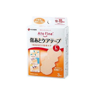 商品概要メーカー：ニチバン商品名：Atofine傷あとケアテープL（3枚）区分：日用雑貨内容量：3枚商品概要：傷あとをきれいに1枚貼るだけ簡単ケアJANコード：4987167092658商品コード：074905853商品の特徴（1）1枚で貼るだけ簡単ケア・タテにもヨコにも伸びにくい素材を採用し、「傷あと」への伸展刺激を抑制できます・1枚のテープで固定できるため、簡単にケアできます（2）低刺激テープで肌にやさしい・肌にやさしい粘着剤を使用しているため、長期間貼っていられます・高い透湿性により、汗をかいてもムレにくく快適です（3）ウェーブ形状ではがれにくい・テープのカドを無くしたウェーブ形状により、長期間貼ってもはがれにくくなっています・5〜7日間に1回の交換で済むため、手間がかかりません原材料／成分／素材／材質ポリエステル織布サイズ／カラー5cm×16．4cm（対応傷あとサイズ10cm〜15cm）賞味期限／使用期限（製造から）3年使用方法／召し上がり方1．中央のはく離紙をはがします2．両側のはく離紙を持ち、テープ中央に「傷あと」を合わせて、テープを伸ばさずに張ります3．はく離紙を両側ずつ、ゆっくりはがしながら、テープを伸ばさずに貼ります保存方法直射日光をさけ、なるべく湿気の少ない涼しい、小児の手の届かない所に保管してください使用上の注意・「傷あと」とは傷口が完全にふさがっている状態のことを指します。開いている傷口や抜糸前の縫合創に直接使用しないでください。・皮膚を清潔にし、乾いた状態で貼ってください。テープを貼る部分の毛は、、「傷あと」を傷つけないように短く切ってからはってください。・皮膚かぶれやはがれの原因となりますので、テープは引っ張って伸ばした状態で貼らないでください。・本品の使用により発疹・発赤、かゆみ等が生じた場合は使用を中止し、医師又は薬剤師に相談してください。・はがす時は、皮膚や「傷あと」を傷めないように、テープの端から「傷あと」に向かってゆっくりとはがしてください。発売元／製造元／輸入元ニチバン※予告なくパッケージリニューアルをされる場合がございますがご了承ください。※パッケージ変更に伴うご返品はお受け致しかねます。※メーカーの都合により予告なくパッケージ、仕様等が変更となる場合がございます。※当店はJANコードにて管理を行っている為、それに伴う返品、交換等はお受けしておりませんので事前にご了承の上お買い求めください。【送料について】北海道、沖縄、離島は送料を頂きます。