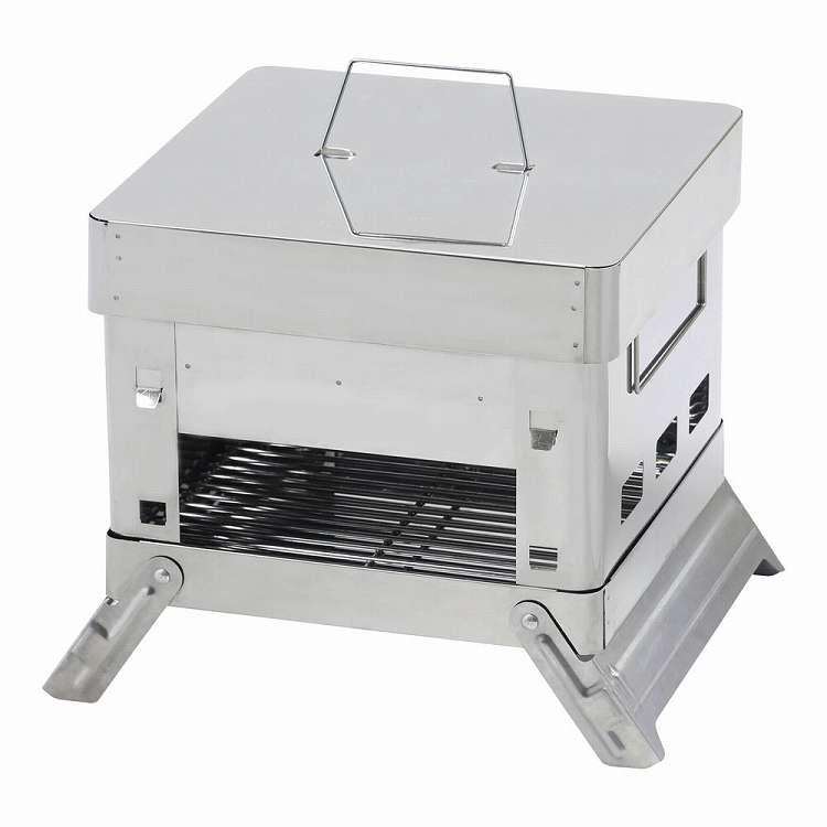 ●480×330×H415(収納時330×330×H70):●付属品:焼き網(295×295):×1枚収納袋(360×90×H180):×1袋●材質:本体/ステンレス網/スチール(クロームメッキ):収納袋/ポリエステル●目皿は調理に合わせて2段階(ハイ:炭、ロー:薪):調整が可能です。●折り畳み式で、収納時に場所をとりません。●組み立て時も前面、後面パネルを差し込むだけで簡単です。【代引きについて】こちらの商品は、代引きでの出荷は受け付けておりません。【送料について】北海道、沖縄、離島は送料を頂きます。