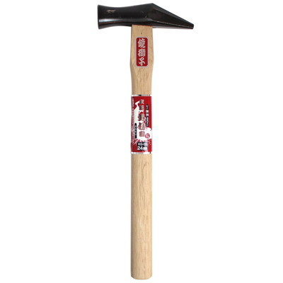 【商品説明】●先端部はカシメ・釘シメに使用できます。●サイズ（mm）：335×115×26●質量（g）：378●頭径（mm）：24●形状：先切型●柄：樫柄●ご使用上の注意をご使用前に必ずお読みください。●日本※メーカーの都合によりパッケージ、内容等が変更される場合がございます。当店はメーカーコード（JANコード）で管理をしている為それに伴う返品、返金等の対応は受け付けておりませんのでご了承の上お買い求めください。【代引きについて】こちらの商品は、代引きでの出荷は受け付けておりません。【送料について】北海道、沖縄、離島は送料を頂きます。