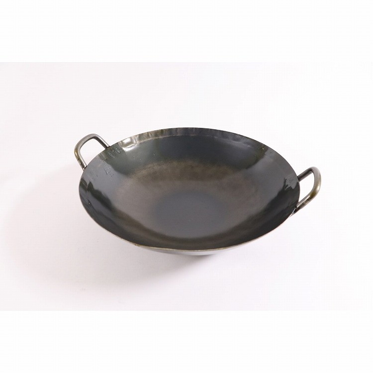 【商品説明】●丈夫で長持ち、炒め物がもっと美味しく。【商品詳細】●1.6mmの厚みで、優れた熱保持力と耐久性を提供する鉄打ち中華鍋。●取手が溶接されており、安定感と丈夫さが際立ちます。●炒め物や煮込み料理に最適で、プロフェッショナルな仕上がりを家庭でも楽しめます。●サイズ(約):Φ570×170×1.6mm。●材質:鉄。【代引きについて】こちらの商品は、代引きでの出荷は受け付けておりません。【送料について】北海道、沖縄、離島は送料を頂きます。