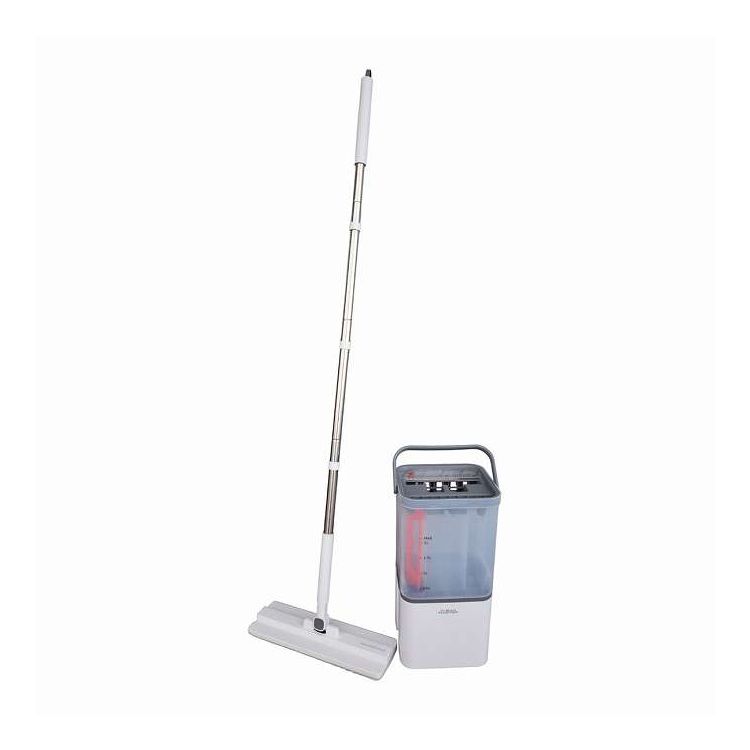 【商品情報】●毎回きれいな水のシャワーでモップを洗浄できます。●モップを上下に動かしている間だけ水がでます。●水に触れず、手を汚さずにクロスを洗って絞れます。●面ファスナー仕様で、クロスの取替えも楽に行えます。●セット内容:シャワーバケツ、モップ本体(組立品)、クロス。【代引きについて】こちらの商品は、代引きでの出荷は受け付けておりません。【送料について】北海道、沖縄、離島は送料を頂きます。