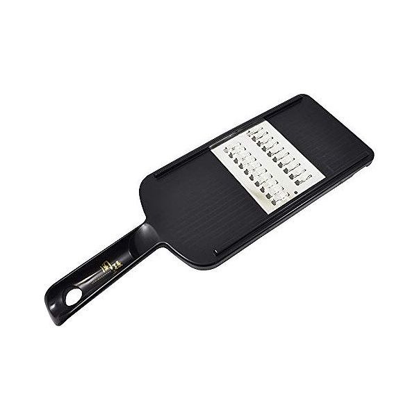 貝印 関孫六 千切り器 太 レギュラー DH3329 JANコード：4901601212723【商品詳細】【刀匠 関孫六の伝統から生まれた調理シリーズ】【切り離れ】・形状を工夫することで食材が詰まりにくく、快適【手に馴染みやすいグリップ形状】・人口工学の研究も使用し、より握りやすい形状を追求した【切り欠き付き】・ボウルにかけられる切り欠き付きで便利≪スペック≫■材質：本体/ABS樹脂(アクリロニトリル・ブタジエン・スチレン)(耐熱温度100度)、刃部/ステンレススチール【送料について】北海道、沖縄、離島は送料を頂きます。